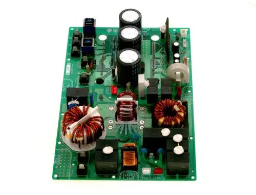 Grüne Hauptplatine mit verschiedenen elektronischen Bauteilen, darunter Kondensatoren und Spulen, designiert für Einsatz in Bosch Geräten.